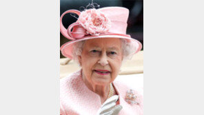 96세 英여왕 코로나 확진… “감기증상, 업무 계속”