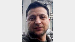 해외대피 거절한 젤렌스키 “영토 지키겠다”