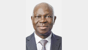 ILO 사무총장에 웅보 前토고 총리, 첫 아프리카 총장… 강경화는 고배