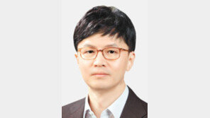 한동훈 “검수완박, 명분없는 야반도주극”, 민주당 “오만방자한 언행… 소통령다워” 