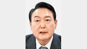 尹 “검수완박은 헌법 위배… 국민 시선 두려워해야”