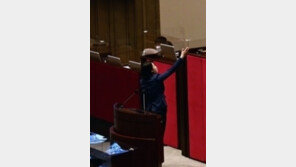 의장 ‘삿대질’ 논란에…배현진 “다섯 손가락 참하게 모은 것” 