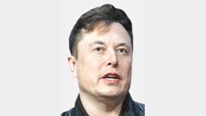 머스크 “트위터 인수 일시 보류”… 개장 前 주가 23% 급락