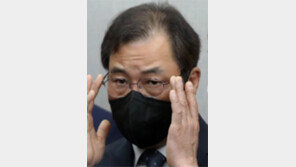 ‘성비위 논란’ 윤재순 “‘생일빵’에 화나 뽀뽀해주라 한 것” 