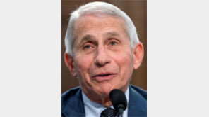 美 ‘코로나 사령탑’ 파우치, 4차 접종에도 확진