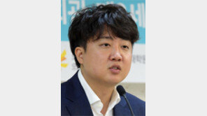 오늘 윤리위 가는 이준석 “호텔 CCTV 다 공개하라” 