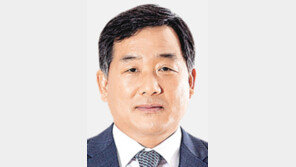 사면초가 이준석… 친윤 비서실장 사임, “20차례 접대” 추가폭로 