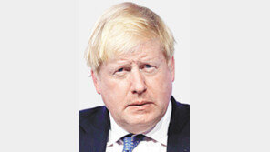 존슨, 장차관급 50명 줄사의에 결국 항복… 3년만에 불명예 퇴진 