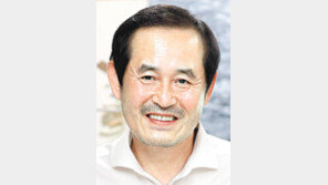 “땅에 천착”… 화이트큐브 안으로 들여온 돌과 흙, 나무