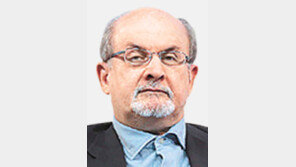 피습당한 ‘악마의 시’ 루슈디, 한쪽 시력 잃어