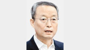 ‘산업부 블랙리스트 의혹’ 백운규, 피의자 신분 檢 소환조사