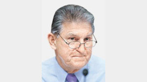 IRA 주도 맨친, 탈당 시사하며 “법안 이행을” 