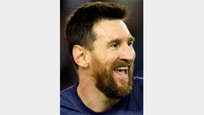 佛 잡고 우승한 메시, 파리생제르맹 남는다