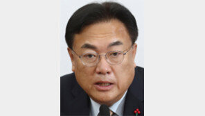 정진석 “시사방송 패널 공정하게 써달라”… 野 “노골적 언론 길들이기… 위험천만 발상” 