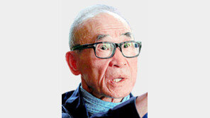 ‘성추문’ 고은, 사과없이 복귀… “뻔뻔해” 신작 불매운동 확산