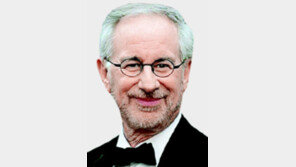 스필버그 “E.T. 재개봉때 CG로 총 지운것 후회” 