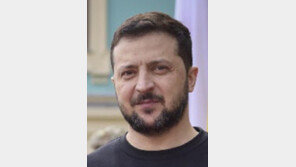 젤렌스키 나토회의 참석… 바이든에 가입 약속 설득 