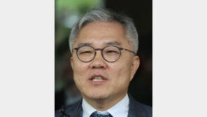 민주, “암컷” 발언 최강욱 6개월 당원 정지… 의원들 단톡방 설전 