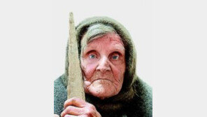 지팡이 짚고 10km 걸어… 98세 우크라 할머니의 ‘탈출’