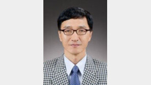 국립중앙도서관장 김희섭 교수