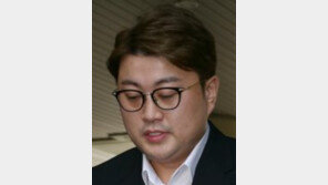 절뚝이며 첫 재판 나온 김호중 “다음에 입장 표명”