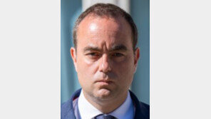 佛총리, 마크롱표 연금개혁 중단 선언… 긴축 반발에 후퇴