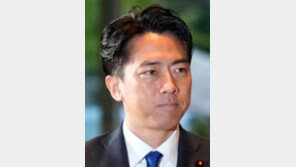 고이즈미 日방위상 “핵잠 보유논의 당연… 韓도 갖게 돼”