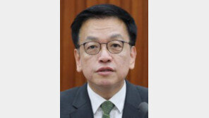 법정 처음 나온 최상목 “尹, ‘돌이킬 수 없다’며 계엄 강행”