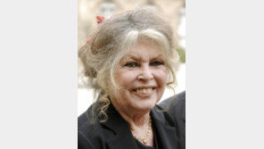 韓 ‘개 식용 비판’ 논란 佛배우 바르도 별세