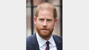 울먹인 英 해리 왕자 “파파라치가 아내 삶을…”