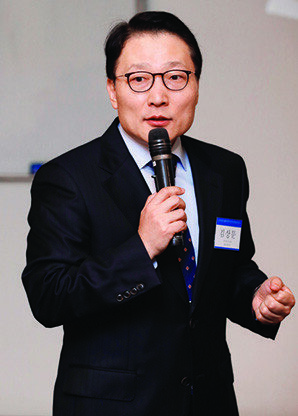 김상문 세무법인 KNP 대표세무사가 ‘소상공인의 창업과 절세’를 주제로 강연하는 모습.[김형우 기자]
