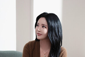 홍진영, 수수한 매력…신곡 ‘봄’ 라이브 비하인드 공개