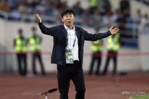 ‘2명 퇴장’ 인도네시아, U-23 아시안컵 1차전 카타르에 0-2 패…신태용 감독 ‘분노’
