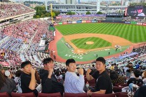 “로하스 선배 홈런 못 잊어요” 예매 경쟁 뚫은 KT 신인 4인방, 타이 브레이커 승리 요정으로