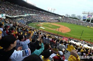 [PS 리포트]“마지막 경기이길” vs “마지막 아니라는 생각” PO 3차전 열린 잠실구장 현장 분위기