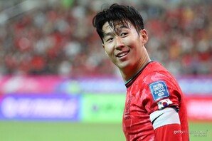 “리빙 레전드” 토트넘, 손흥민 A매치 50호 골에 축하