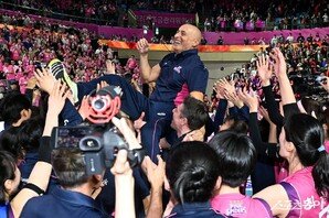 [현장 인터뷰] 챔피언으로 V리그 떠나는 아본단자 흥국생명 감독, “드라마틱한 우승…김연경은 역사상 최고의 선수”