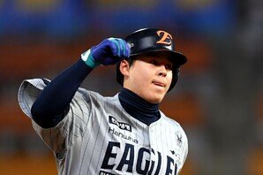 4번타자 노시환, 김경문 ‘뚝심’에 멀티홈런으로 보답…한화는 SSG 꺾고 3연속 위닝시리즈