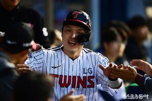 [SD 잠실 라이브] ‘물오른 방망이’ LG 박동원, 이번에는 9회말 동점 솔로포 발사…시즌 6호!
