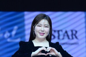 [스타의 운세/2025년 4월 23일] 송가인, 전통의 깊이 위에 피어나는 오늘… 마음을 울리는 하루