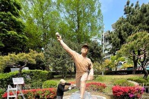 새 옷 입은 최동원 동상…기념사업회, 12년간 착색된 표면 복원하고 제막