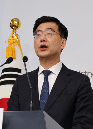 이재웅 외교부 대변인이 2월 6일 서울 종로구 외교부에서 열린 정례 브리핑에서 딥시크 정부 부처 차단과 관련한 외교부 후속 조치에 대해 발언하고 있다. [뉴시스]