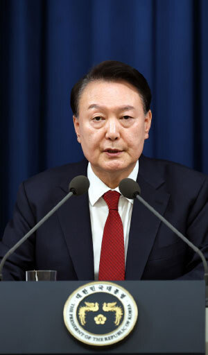 2024년 12월 3일 밤 윤석열 대통령이 비상계엄을 선포하고 있다. 동아DB