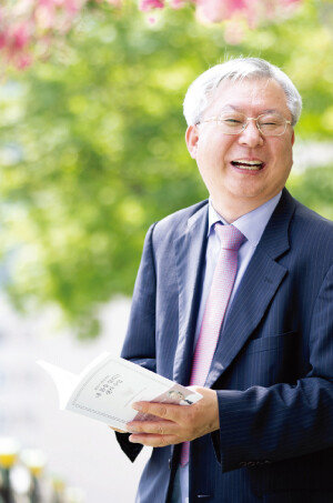 염용하 용하한의원 원장은 생각을 바꾸면 체질은 물론 운명까지 바뀔 수 있다고 강조한다. [지호영 기자]