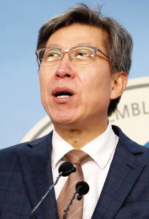 ‘혁신통합추진위원회’를 이끌게 된 박형준 위원장이 1월 9일 
국회 정론관에서 기자회견을 마친 뒤 기자들의 
질문에 답하고 있다. [뉴시스]