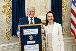 생존 위해 트럼프 ‘심기 경호’ <br>나선 각국 정상들