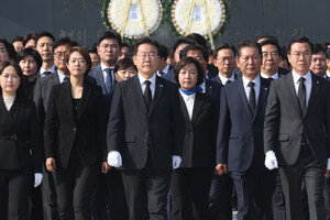  ‘이재명 시간’ 도래했으나，李 대권 앞은 첩첩산중