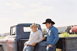 사랑은 다양하지만 생명은 <br>한길로 태어난다