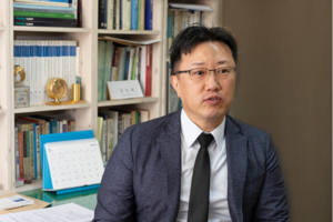 “미중 패권 경쟁, 미국이 판 <br>흔들고 중국은 틈 파고든다”