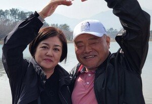 ‘기러기 아빠’ 김흥국, 딸 주현 美 대학 졸업식서 눈물 [DAY컷]